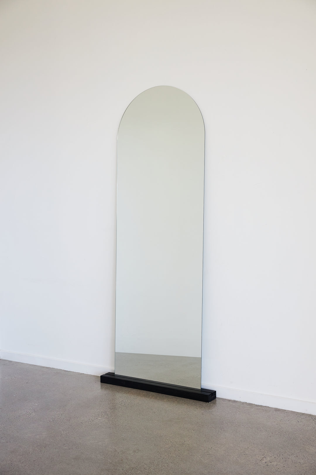 Mirror with base